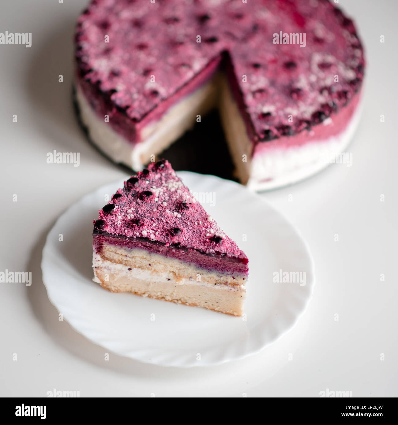 Gateau Fait Maison Avec Des Produits Frais De Cassis De Chocolat Blanc Et Fromage Cottage Photo Stock Alamy