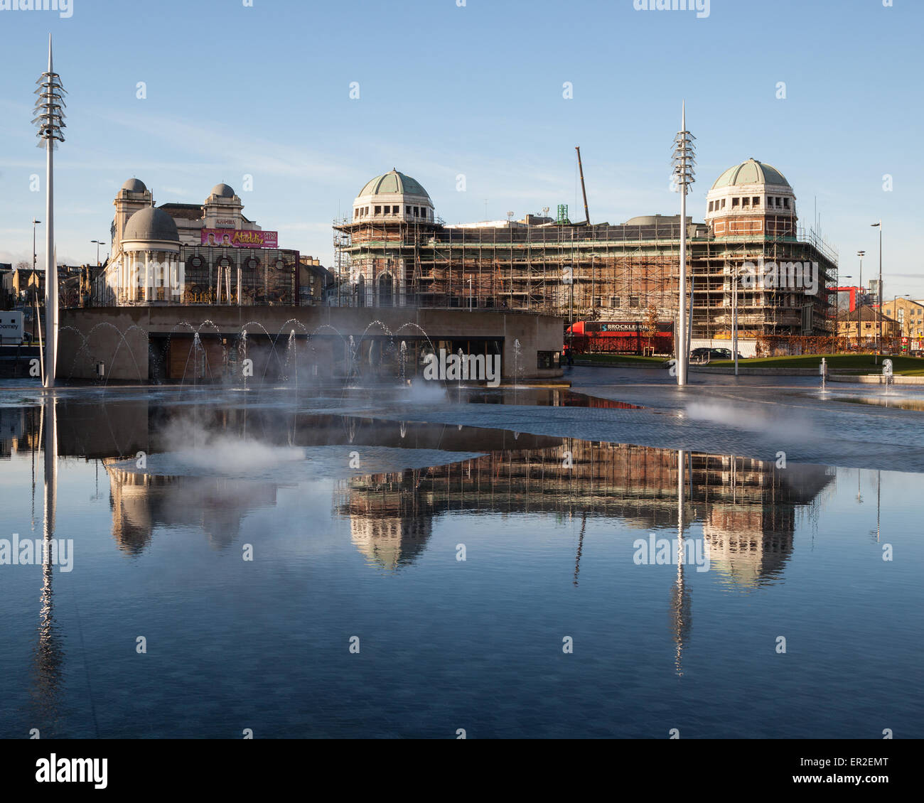 Une vue sur la ville de Bradford Park piscine miroir vers l'ancien cinéma Odéon et le théâtre de l'Alhambra. Banque D'Images