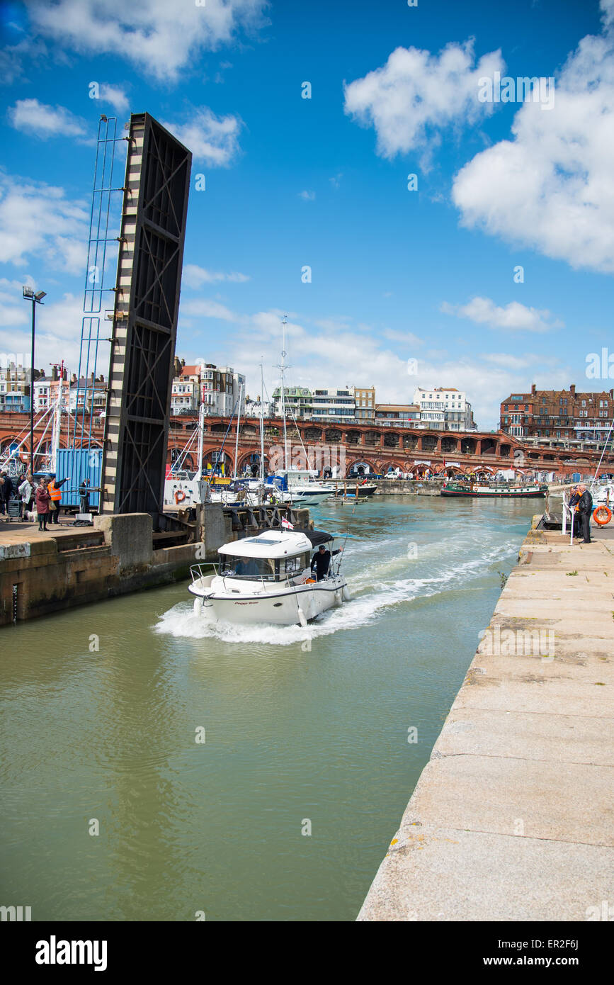 Quitter le bateau de plaisance de Ramsgate Kent avec le pont ouvert Banque D'Images