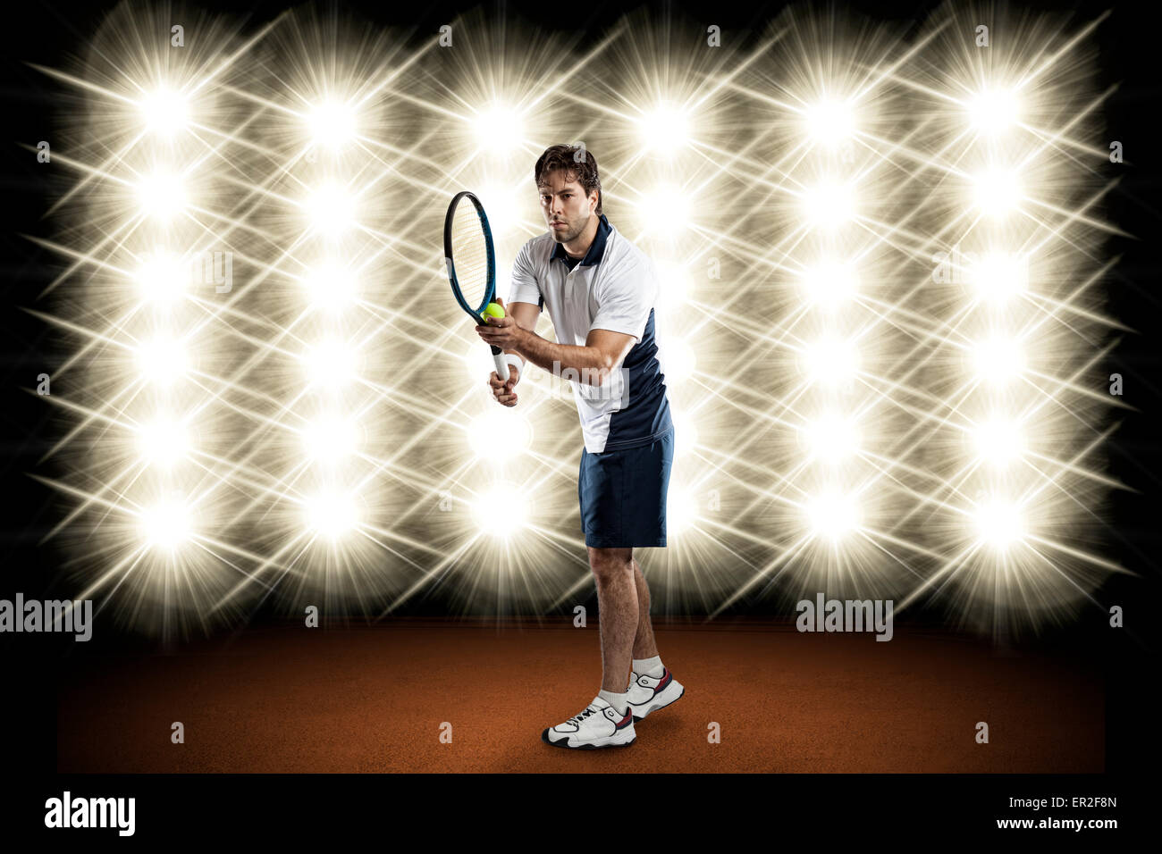 Joueur de tennis, jouer en face de lumières. Banque D'Images