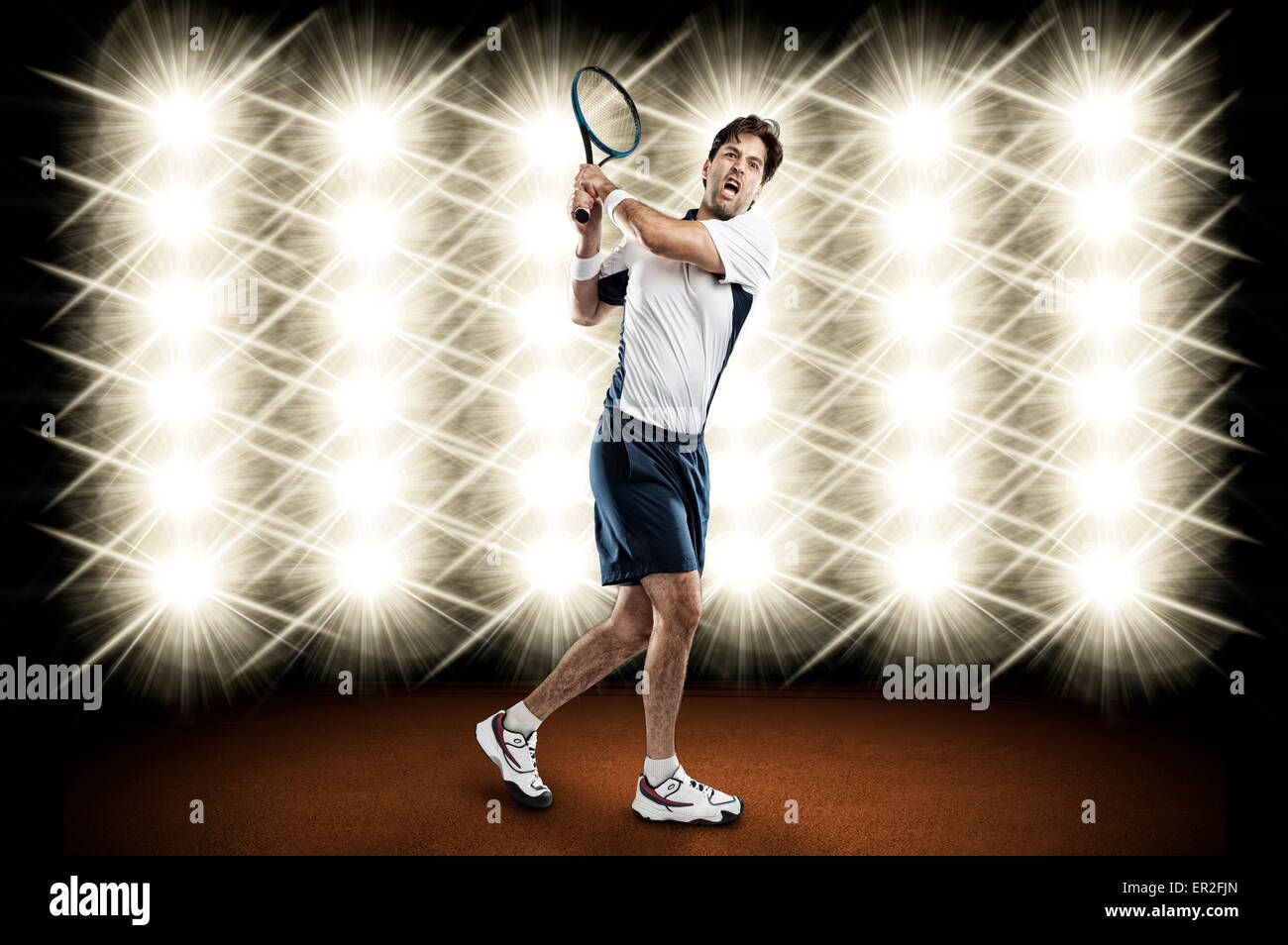 Joueur de tennis, jouer en face de lumières. Banque D'Images