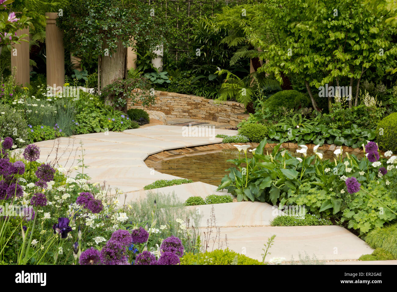Dans le temps entre le jardin conçu par Charlie Albone au RHS Chelsea Flower Show, 2015, Londres, Royaume-Uni Banque D'Images