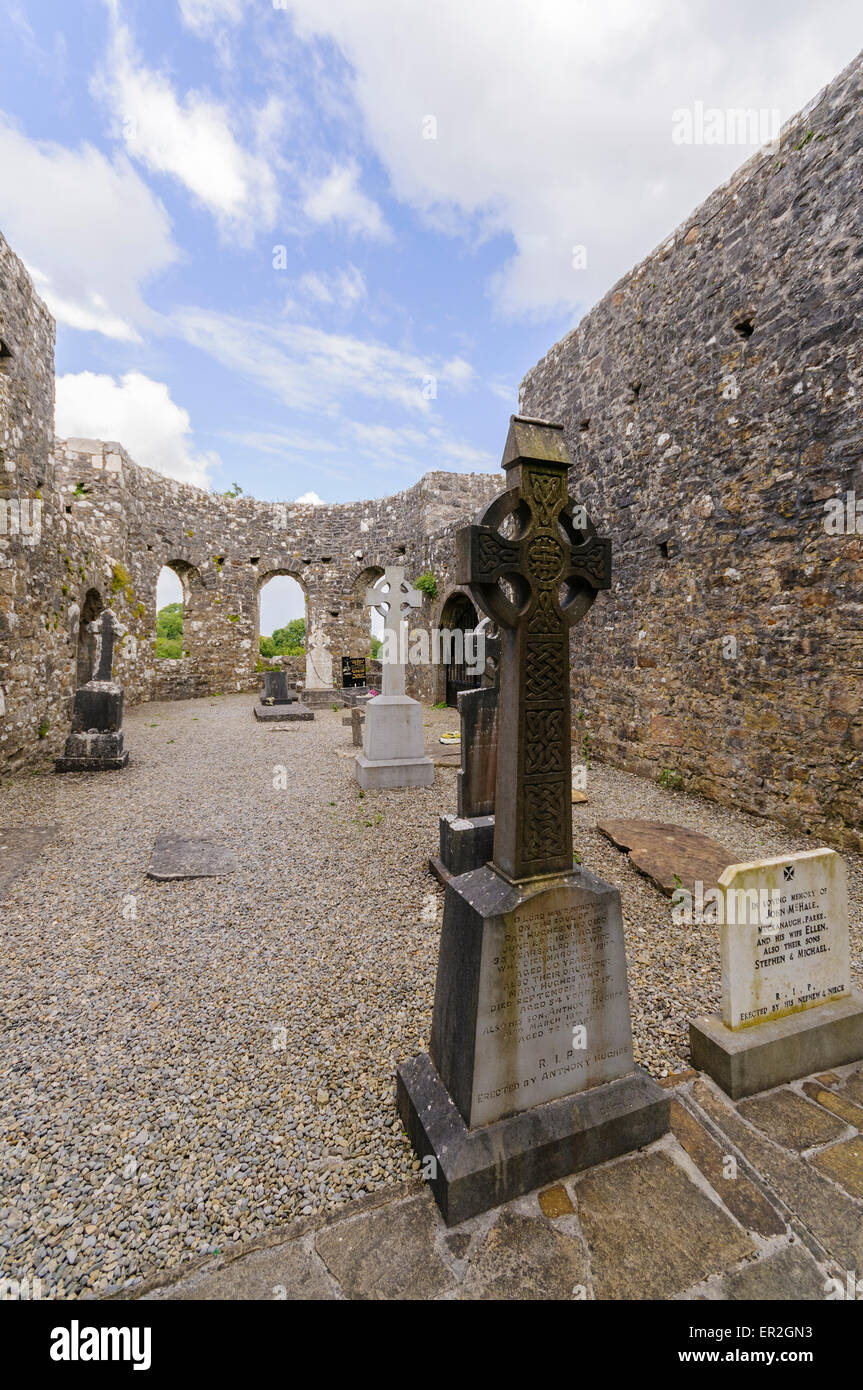Ruines de l'église à l'intérieur de pierres tombales à Charles Abbey, Comté de Mayo, Irlande Banque D'Images