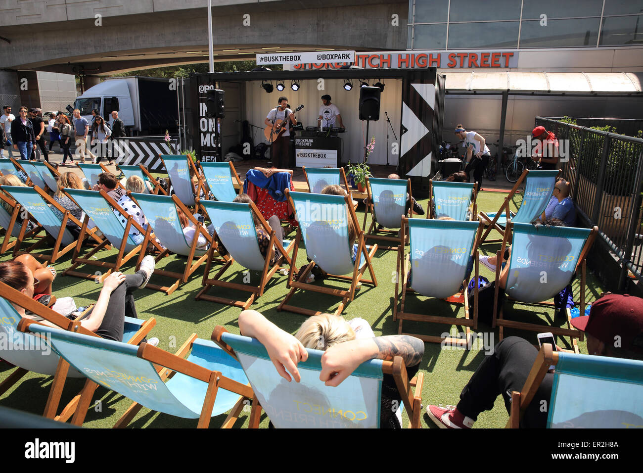 Groupe jouant à un auditoire au soleil à Fort Park, à Shoreditch, à Bethnal Green Road, dans l'Est de Londres, Angleterre, RU Banque D'Images