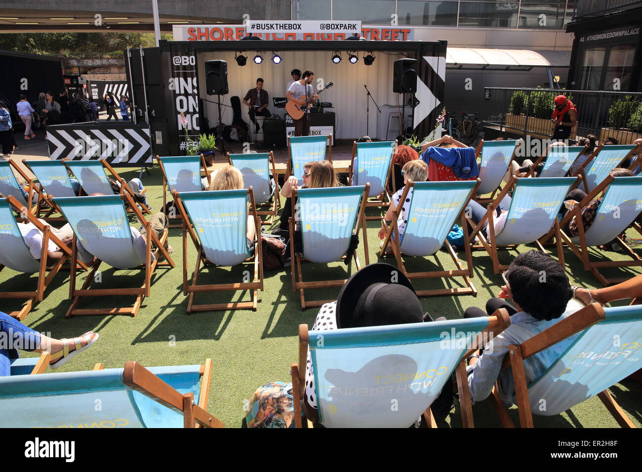 Groupe jouant à un auditoire au soleil à Fort Park, à Shoreditch, à Bethnal Green Road, dans l'Est de Londres, Angleterre, RU Banque D'Images