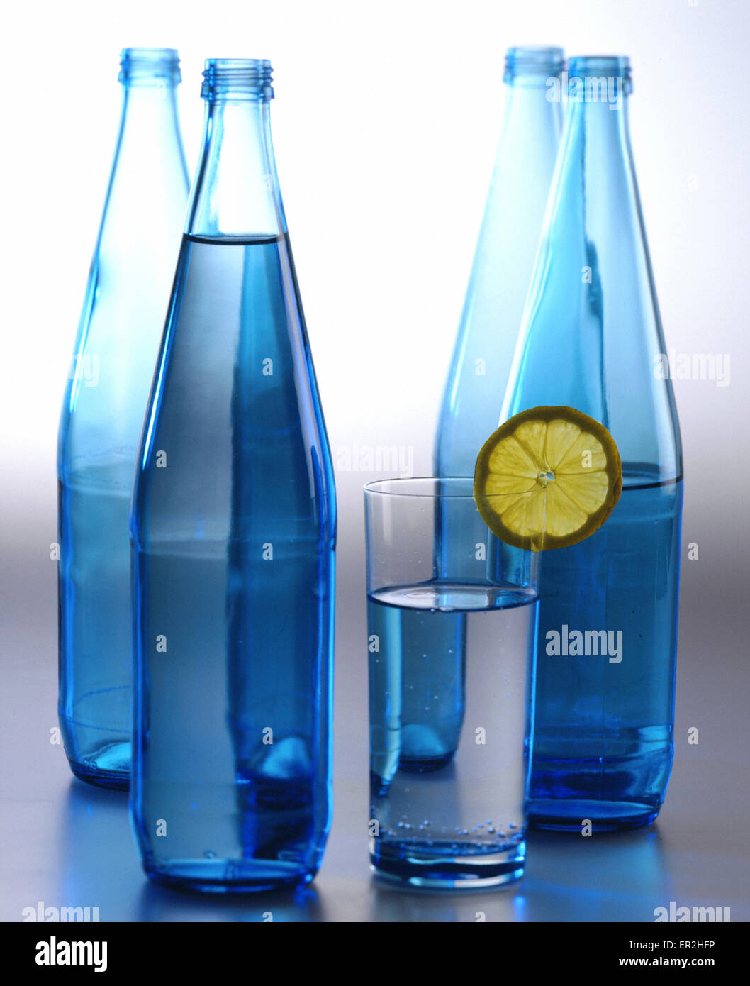 Mineralwasser à Flaschen und einem Glas mit Zitronenscheibe Banque D'Images