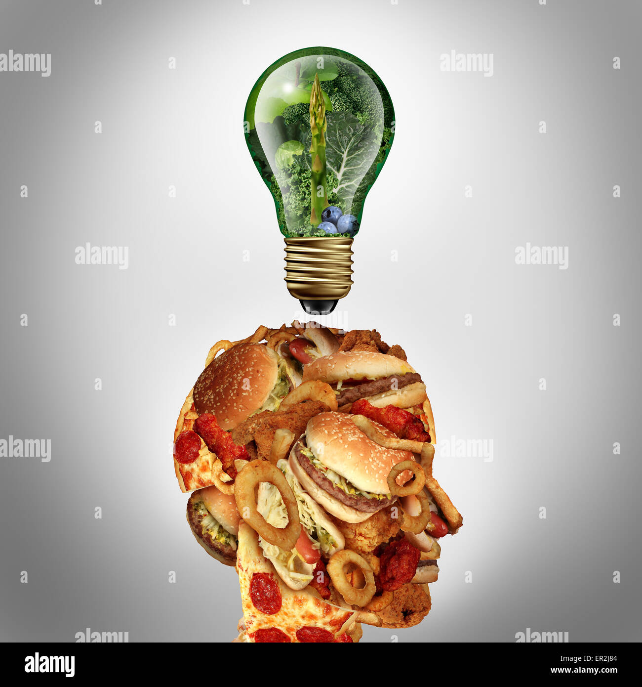 La motivation et l'inspiration de suivre un régime diététique concept comme une tête humaine faite de malbouffe grasse avec une ampoule idée réalisé Banque D'Images