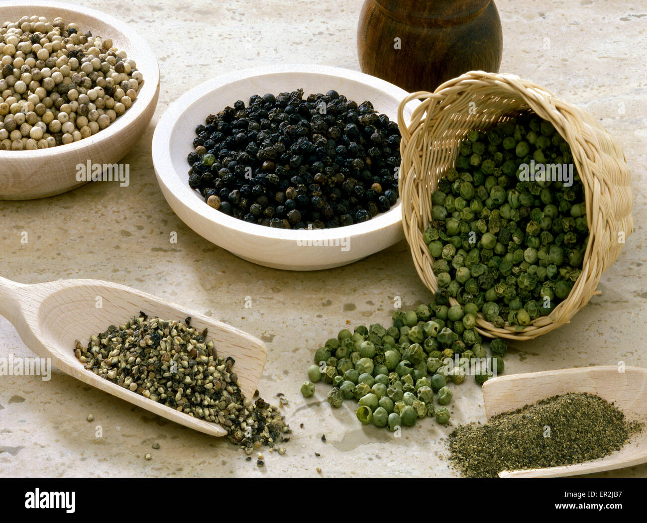 Gewuerze Gewuerz,, Pfeffer, Gruen, Schwarz, Weiss, Pfefferkoerner Genahlen, Verschiedene Arten, Pulver, Banque D'Images