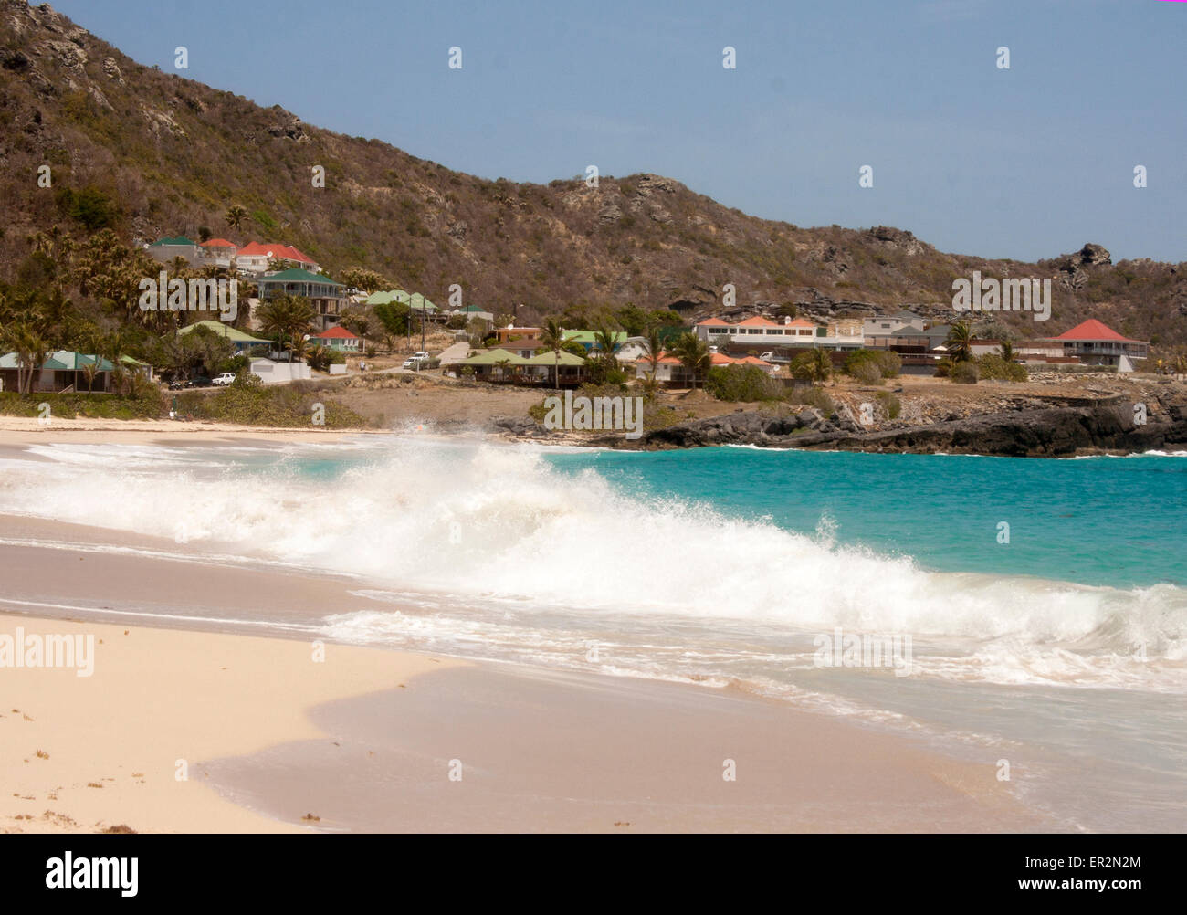 Les vagues de l'océan roulant contre Flamands Beach à St Barth Banque D'Images