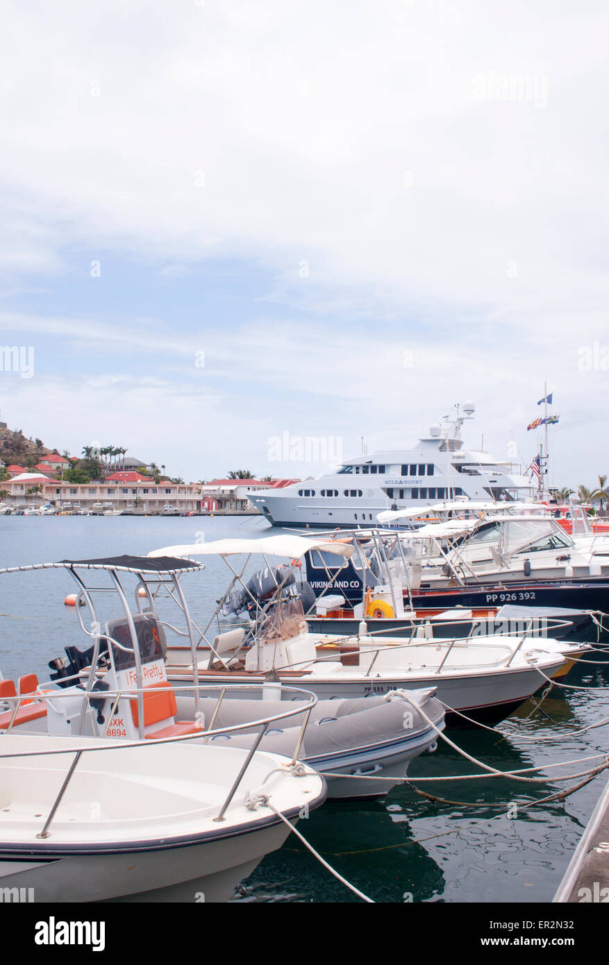 Bateaux amarrés le long de la rue du bord de mer dans le port de Gustavia, Saint Barth Banque D'Images