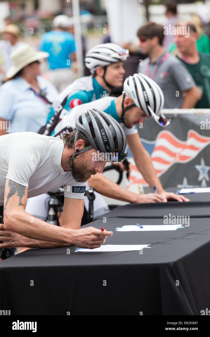 Chattanooga, Tennessee, USA. 25 mai, 2015. Les cyclistes masculins ouvrir juste avant le début de l'USA Cycling 2015 Course sur route Championnat National (homme) Pro, événement qui a eu lieu dans les rues de Chattanooga, Tennessee, USA. Credit : TDP Photography/Alamy Live News Banque D'Images