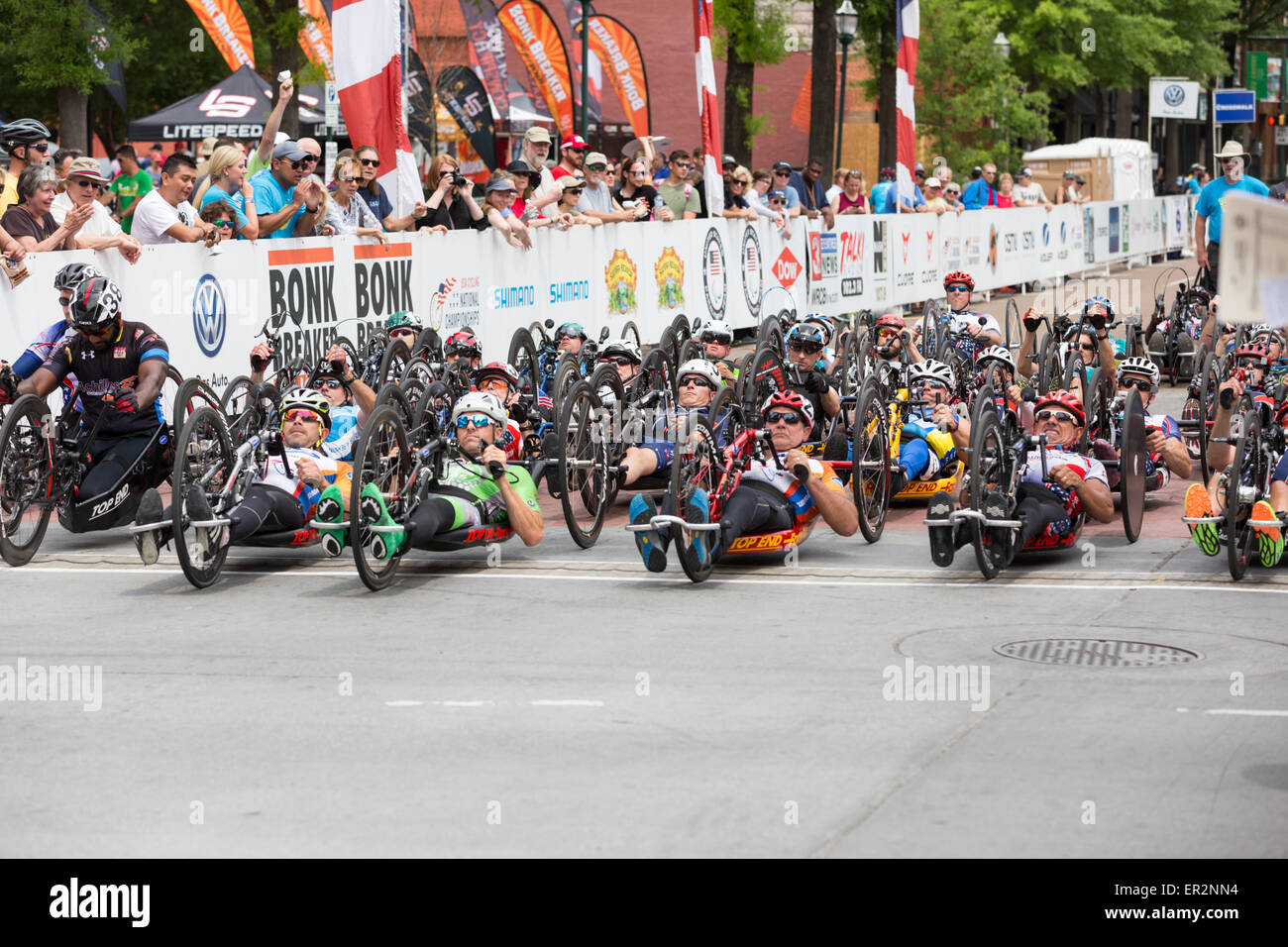 Chattanooga, Tennessee, USA. 25 mai, 2015. Les cyclistes ayant une déficience commencer l'USA Cycling National Championship 2015 Paracyclisme événement tenu le critérium dans les rues de Chattanooga, Tennessee, USA. Credit : TDP Photography/Alamy Live News Banque D'Images