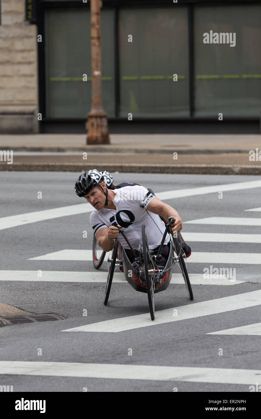 Chattanooga, Tennessee, USA. 25 mai, 2015. Les cyclistes ayant une déficience la concurrence dans l'USA Cycling National Championship 2015 Paracyclisme événement tenu le critérium dans les rues de Chattanooga, Tennessee, USA. Credit : TDP Photography/Alamy Live News Banque D'Images