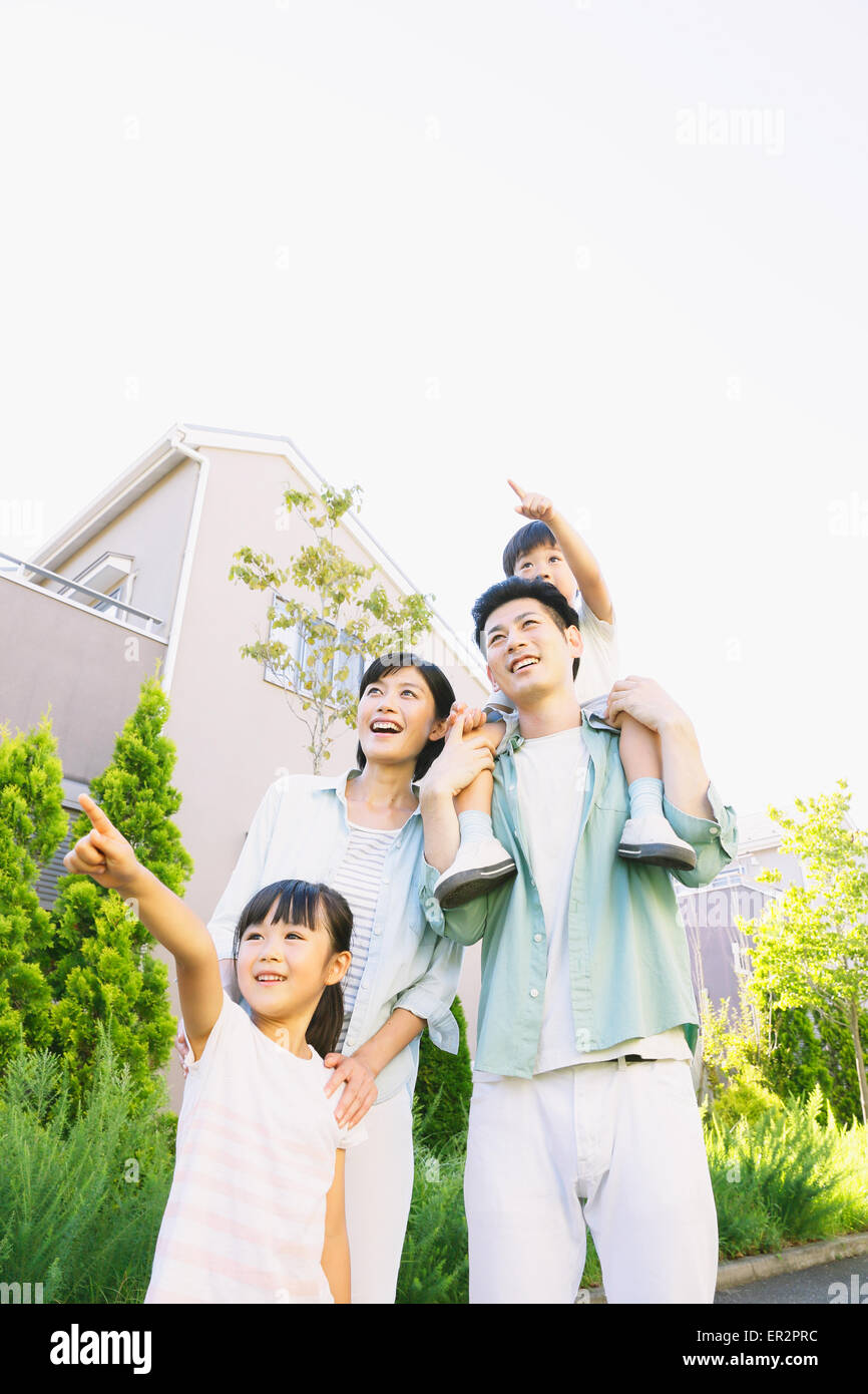 Heureux famille japonaise dans un parc de la ville Banque D'Images