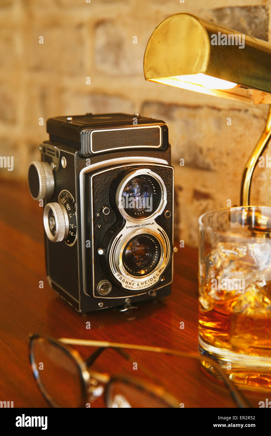 Le Whiskey et Le vintage camera Banque D'Images