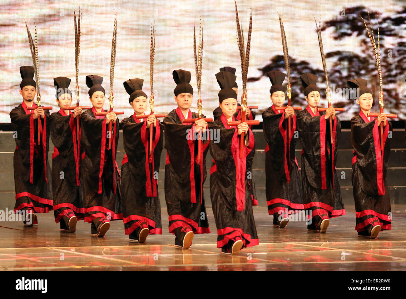 Phnom Penh, Cambodge. 25 mai, 2015. Des artistes de la province de Fujian en Chine effectuer à Phnom Penh, Cambodge, 25 mai 2015. Une troupe de 60 membres d'artistes de la province de Fujian en Chine effectué une variété de danses traditionnelles ici lundi soir, dans le but de promouvoir les relations culturelles entre les deux pays. Credit : Sovannara/Xinhua/Alamy Live News Banque D'Images