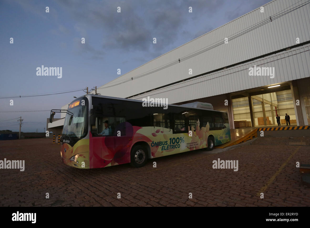 (150526) -- CAMPINAS, 26 mai 2015 (Xinhua) -- Image prise le 22 mai 2015 montre un bus électrique dans l'immeuble qui abritera une usine de la société de véhicules électriques BYD de Chine, dans la ville de Campinas, état de Sao Paulo, Brésil. BYD, un producteur chinois de véhicules électriques et des panneaux solaires, contribuera au vert Rio de Janeiro Jeux olympiques l'année prochaine. "Le Brésil est le deuxième plus grand marché dans le monde. Et nous croyons dans le potentiel du Brésil de renforcer sa position comme l'un des plus grands marchés pour l'énergie propre", a déclaré Adalberto Maluf, directrice du marketing et affaires gouvernementales pour Banque D'Images