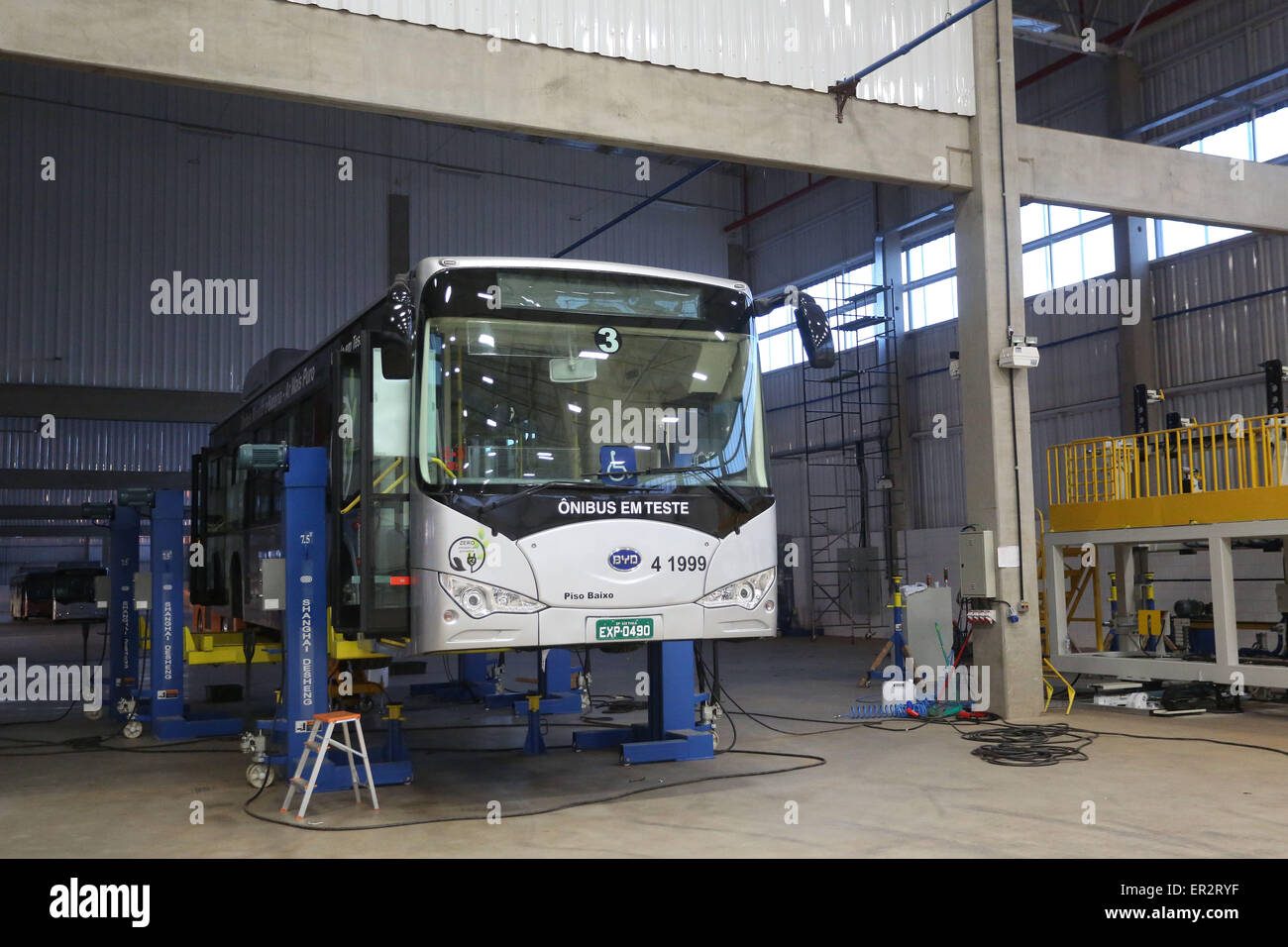 (150526) -- CAMPINAS, 26 mai 2015 (Xinhua) -- Image prise le 22 mai 2015 montre un bus électrique dans l'immeuble qui abritera une usine de la société de véhicules électriques BYD de Chine, dans la ville de Campinas, état de Sao Paulo, Brésil. BYD, un producteur chinois de véhicules électriques et des panneaux solaires, contribuera au vert Rio de Janeiro Jeux olympiques l'année prochaine. "Le Brésil est le deuxième plus grand marché dans le monde. Et nous croyons dans le potentiel du Brésil de renforcer sa position comme l'un des plus grands marchés pour l'énergie propre", a déclaré Adalberto Maluf, directrice du marketing et affaires gouvernementales pour Banque D'Images