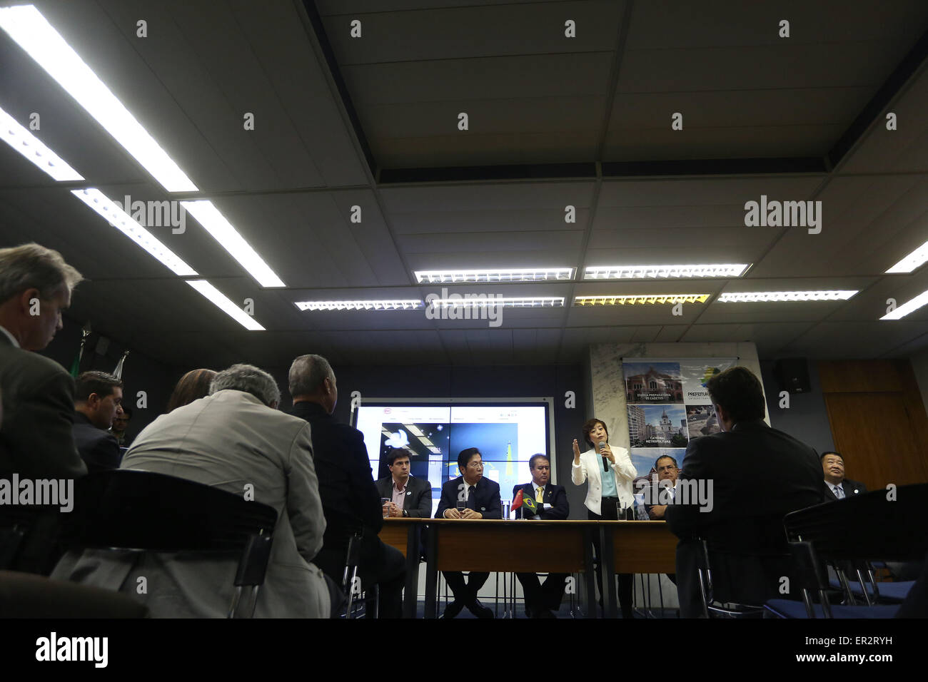(150526) -- CAMPINAS, 26 mai 2015 (Xinhua) -- Image prise le 22 mai 2015 montre vice-président de l'entreprise BYD de Chine Li Ke (debout), s'exprimant au cours d'une cérémonie à l'Hôtel de ville de Campinas, dans laquelle un investissement de 150 millions de reals brésiliens (environ 50 millions de dollars américains) a été annoncé par BYD de Chine pour construire des panneaux solaires, dans la ville de Campinas, état de Sao Paulo, Brésil. BYD, un producteur chinois de véhicules électriques et des panneaux solaires, contribuera au vert Rio de Janeiro Jeux olympiques l'année prochaine. "Le Brésil est le deuxième plus grand marché dans le monde. Et nous croyons en la potentia Banque D'Images