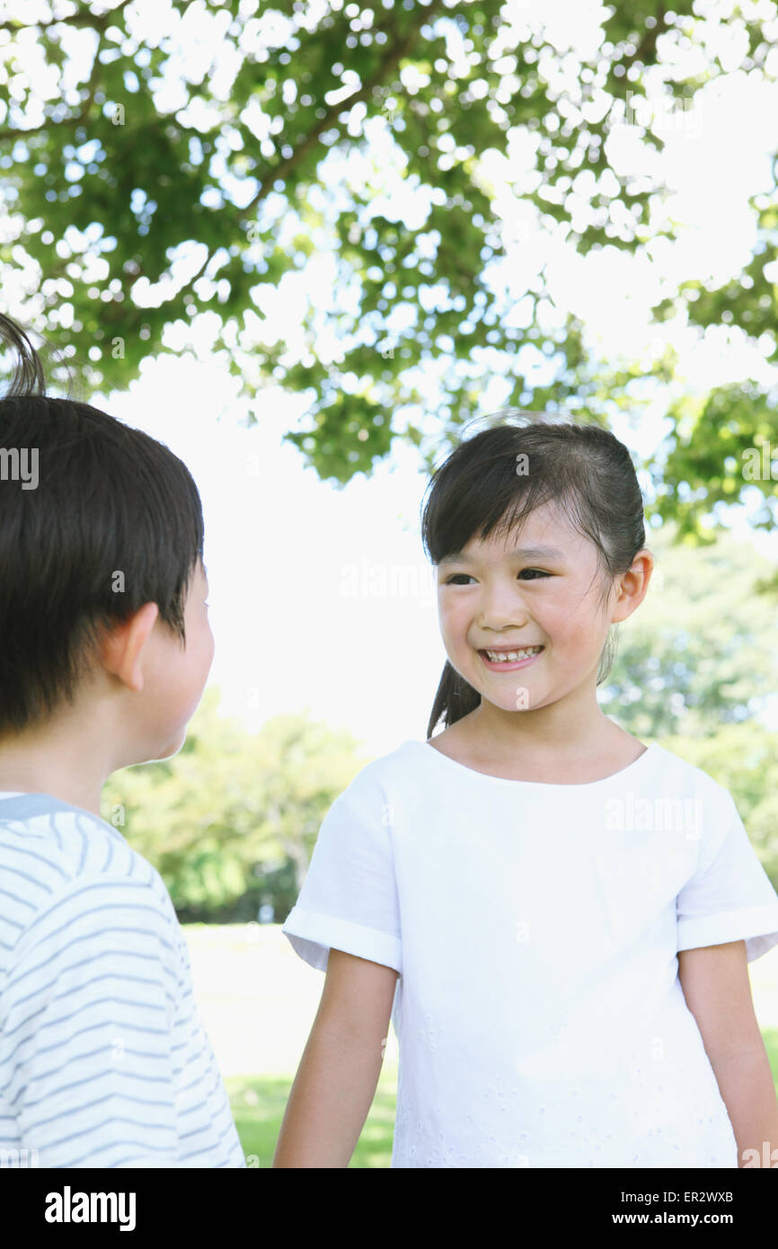 Heureux les enfants japonais dans un parc de la ville Banque D'Images