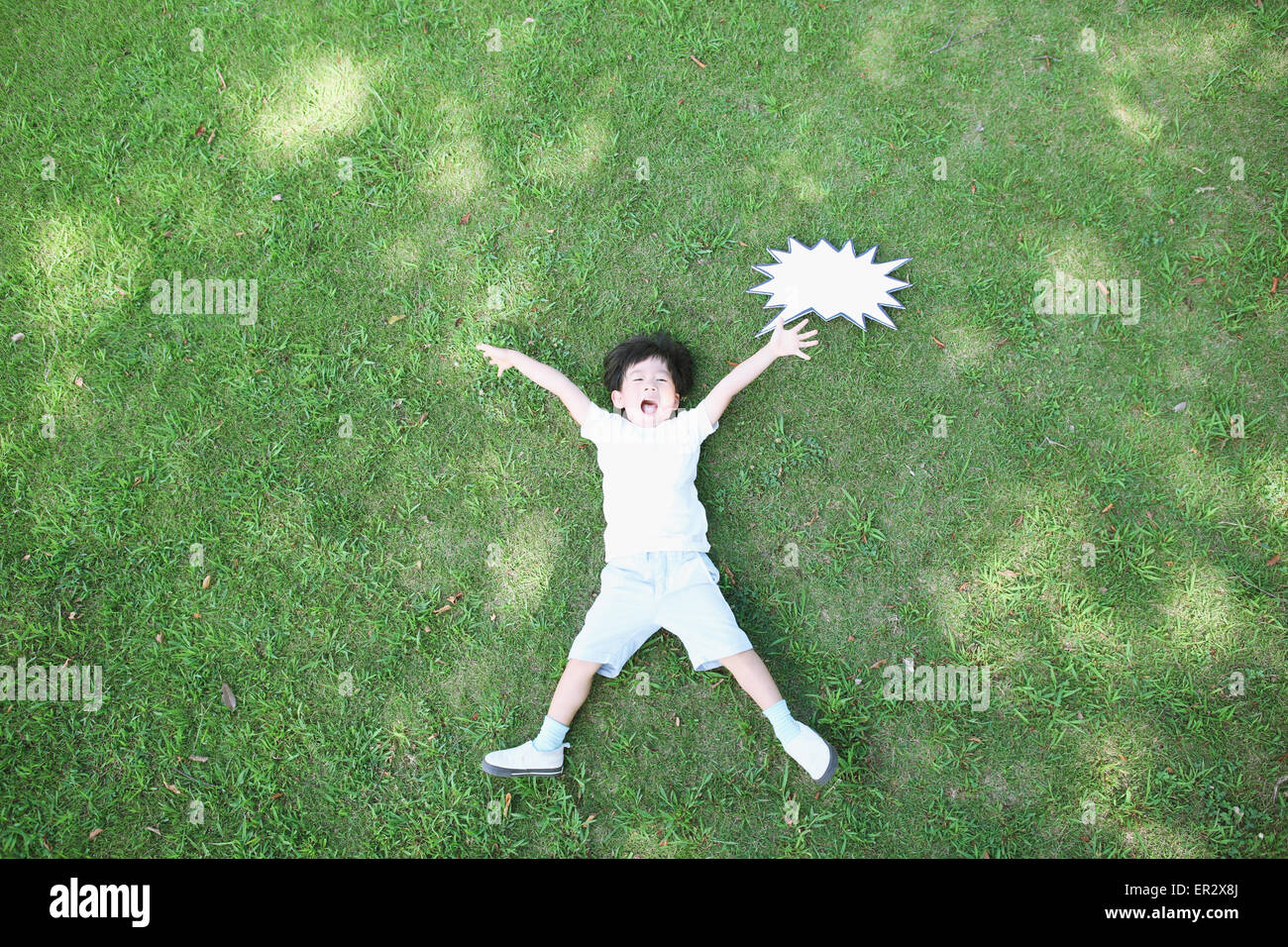 Jeune garçon japonais avec tableau blanc dans un parc de la ville Banque D'Images