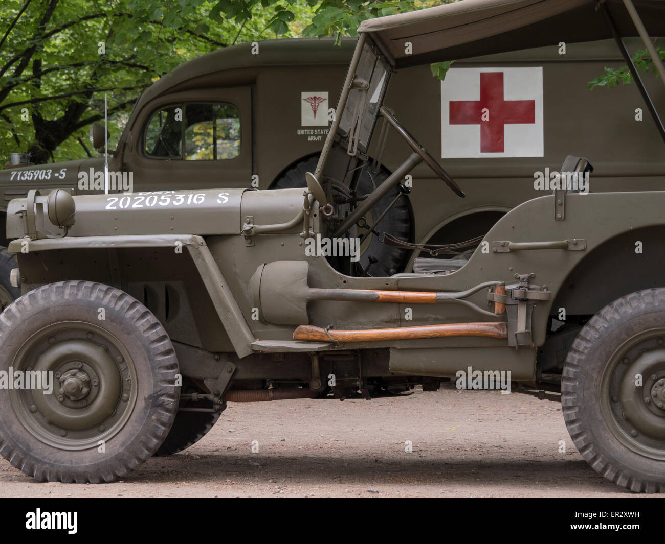 Jeep Willys avec hache et d'une pelle et d'une ambulance derrière (2e  guerre mondiale Photo Stock - Alamy
