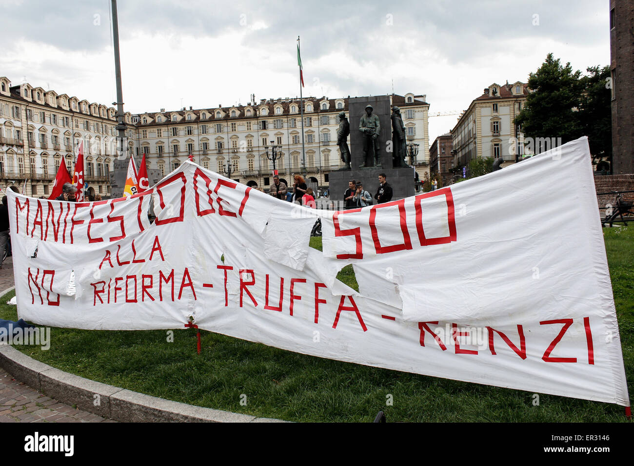 Turin, Italie. 25 mai, 2015. Une bannière contre Renzi. Des dizaines de personnes à présidium appelé unitaire par tous les syndicats, la coordination et les comités dans la lutte contre le DDL (projet de loi) au sujet de l'école de gouvernement Renzi. Crédit : Elena Aquila/Pacific Press/Alamy Live News Banque D'Images