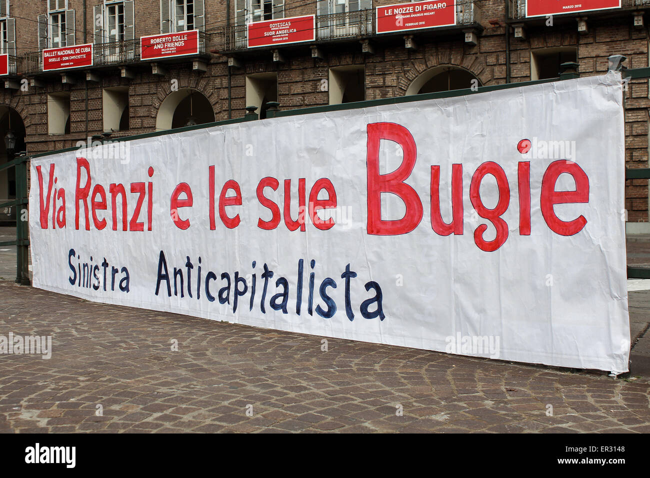 Turin, Italie. 25 mai, 2015. Sur la photo une banderole avec la phrase 'Out Renzi et ses mensonges". Des dizaines de personnes à présidium appelé unitaire par tous les syndicats, la coordination et les comités dans la lutte contre le DDL (projet de loi) au sujet de l'école de gouvernement Renzi. Crédit : Elena Aquila/Pacific Press/Alamy Live News Banque D'Images