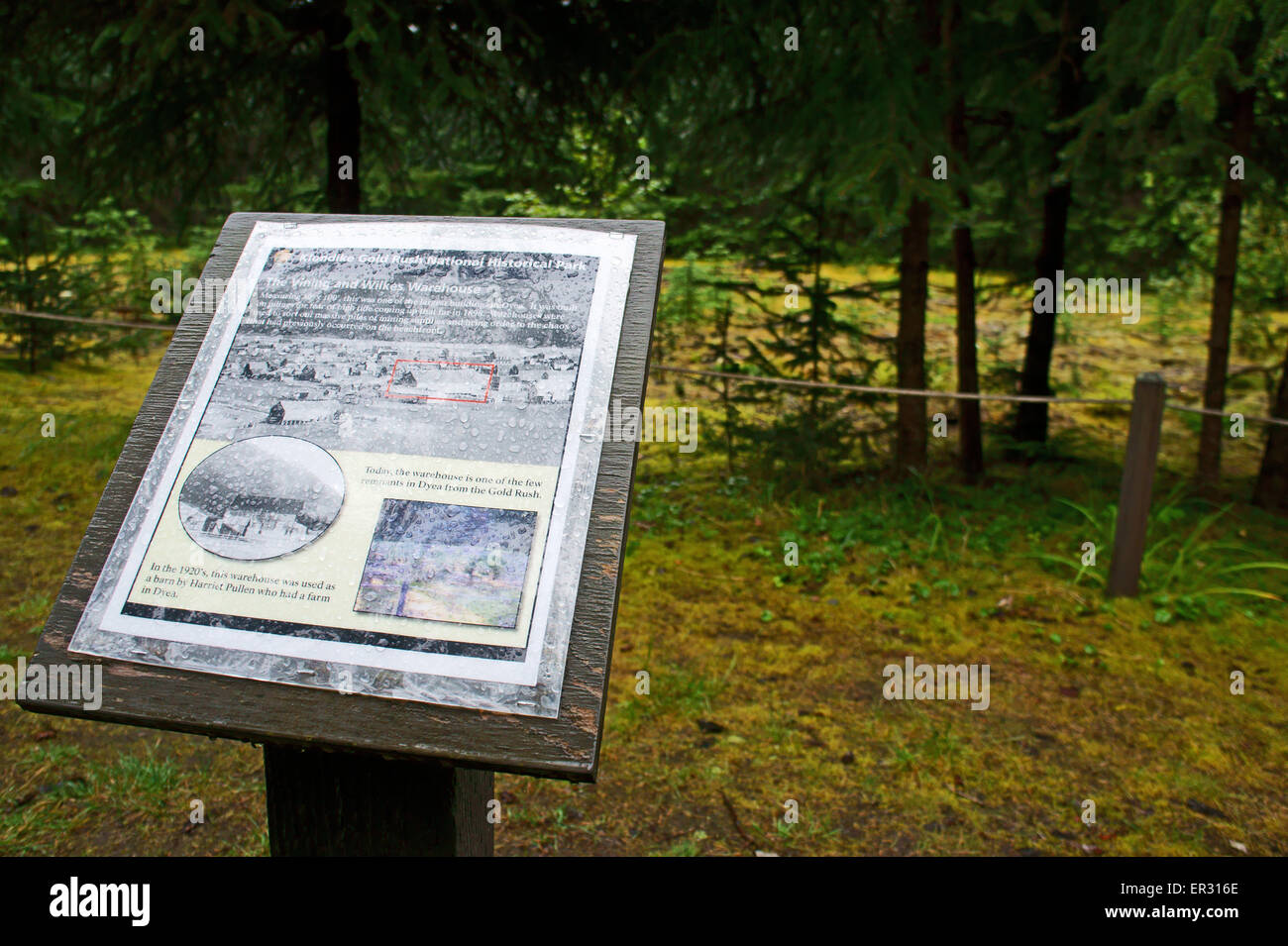 Photodisplay marquant une vieille maison à l'ancienne ville de Dyea en forêt tropicale, Klodyke Gold Rush National Historical Park, SE UN Banque D'Images