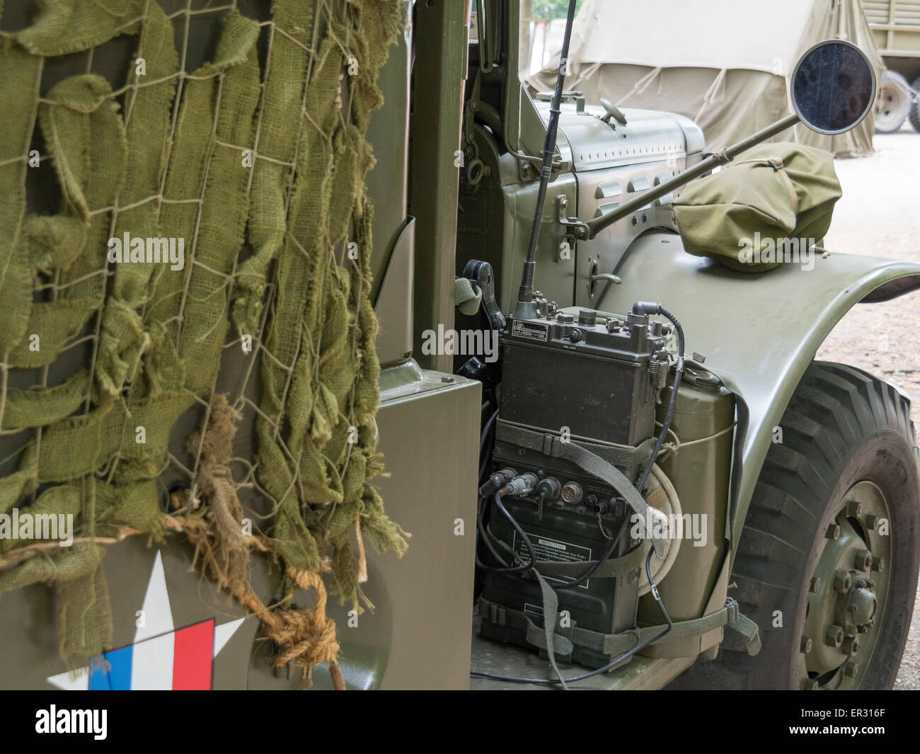 Véhicule de l'armée américaine avec la radio et l'armée américaine star recouvert du drapeau Français tricolore (2e guerre mondiale) Banque D'Images