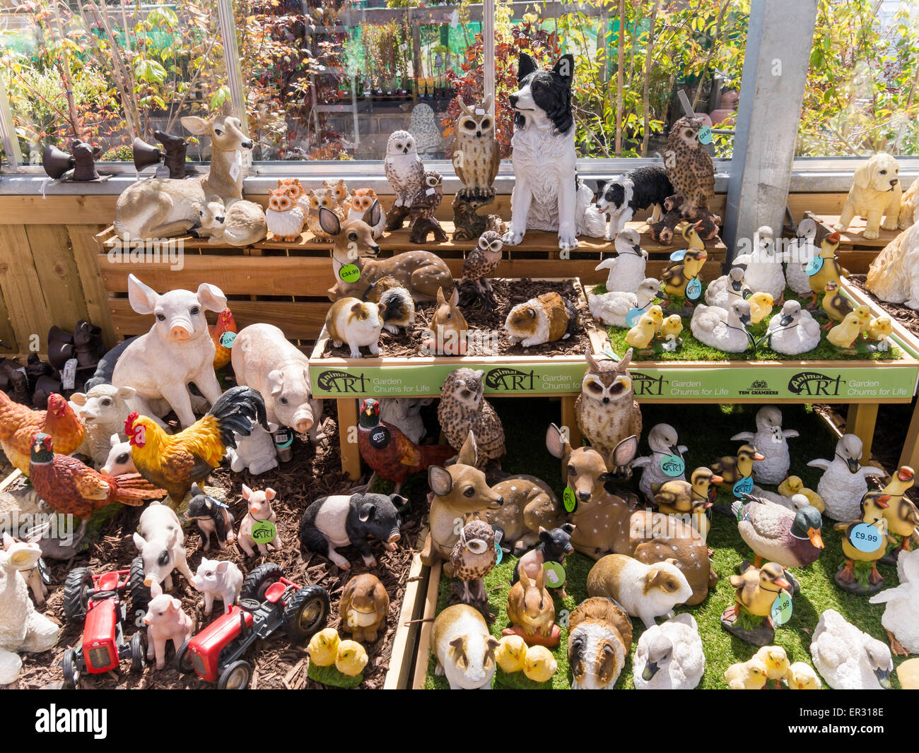 L'écran du Centre de jardin ornements de jardin animaux colorés Banque D'Images