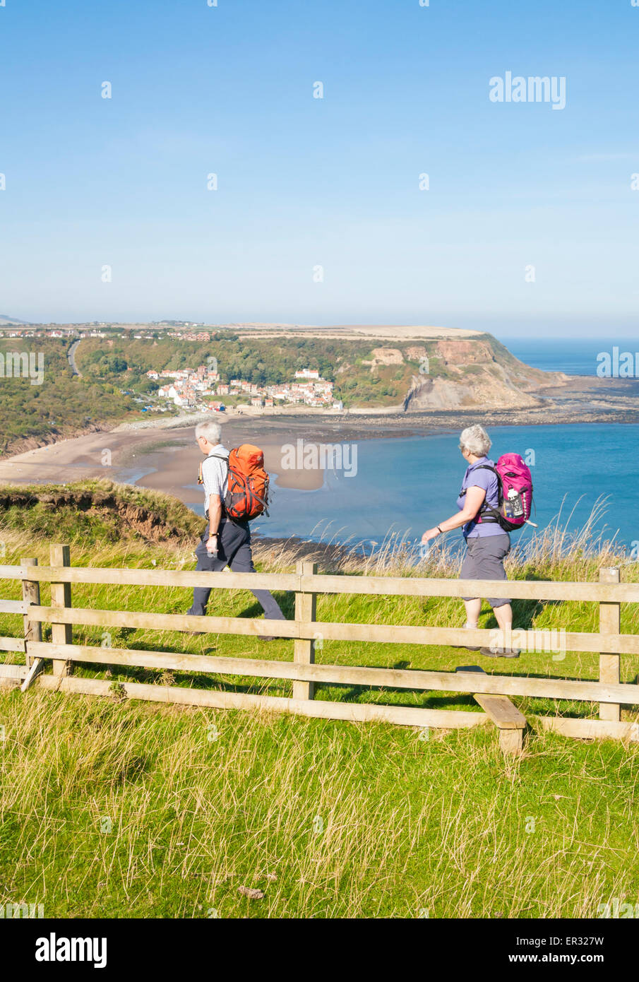 D'âge mûr sur le Cleveland Way sentier du littoral à Runswick Bay Village de distance. North Yorkshire, England, UK Banque D'Images