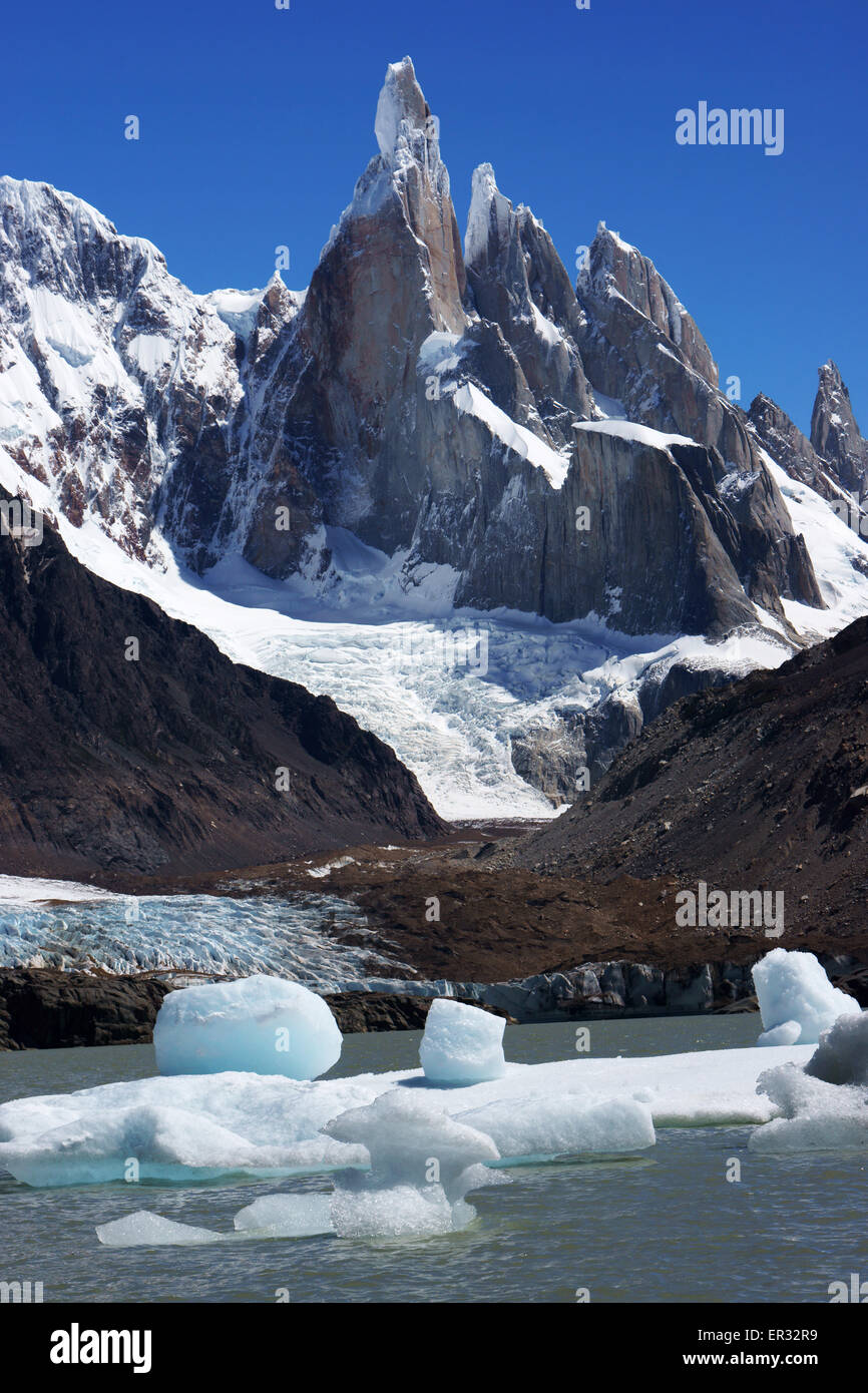 Laguna Torres avec f.l. Cerro Torre, C. Egger, C. Standhardt, sud de la Patagonie, Argentine Banque D'Images