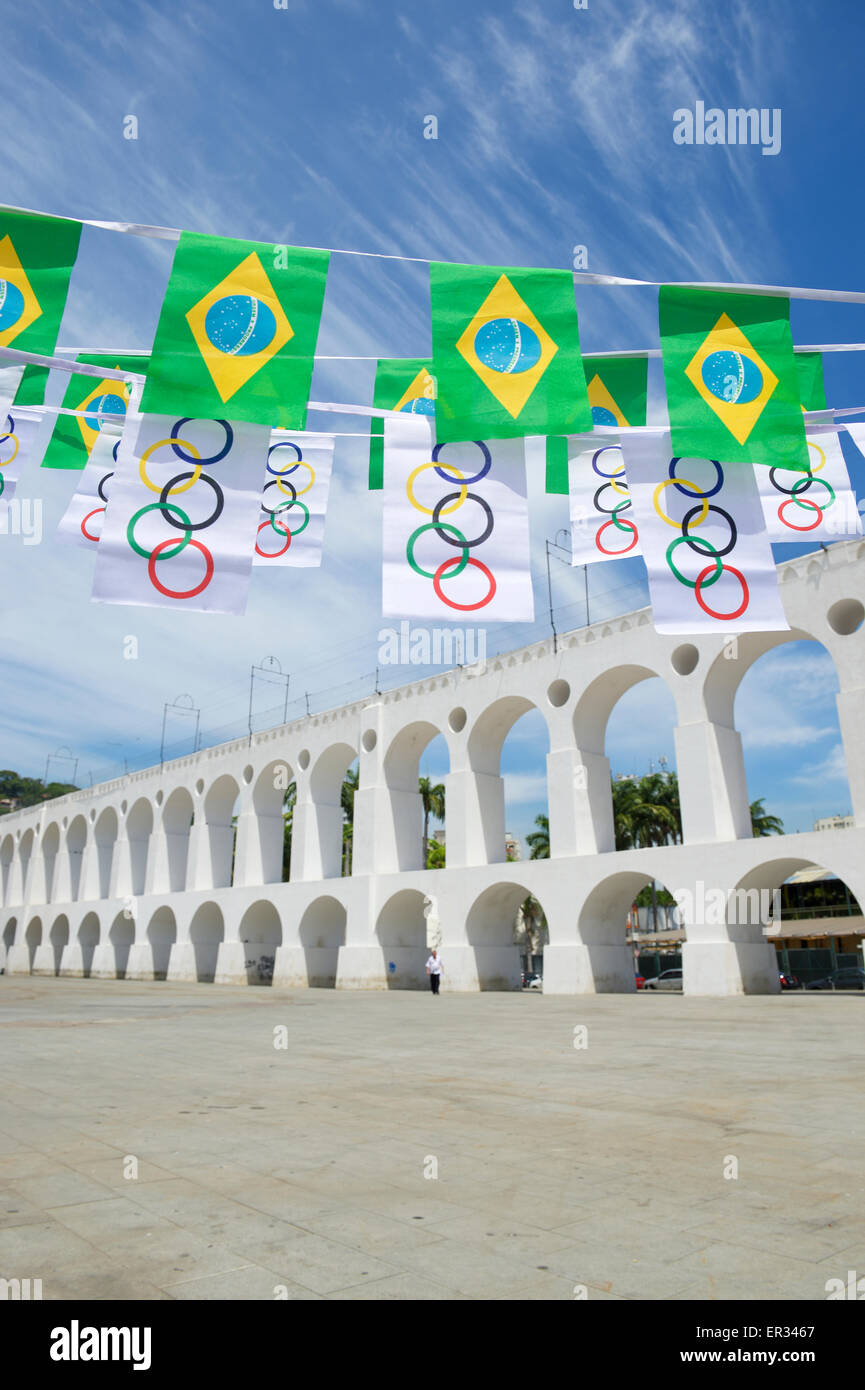 RIO DE JANEIRO, Brésil - 6 mars, 2015 : Cérémonie bunting avec drapeaux brésilien se bloque avec le CIO à Lapa Arches. Banque D'Images