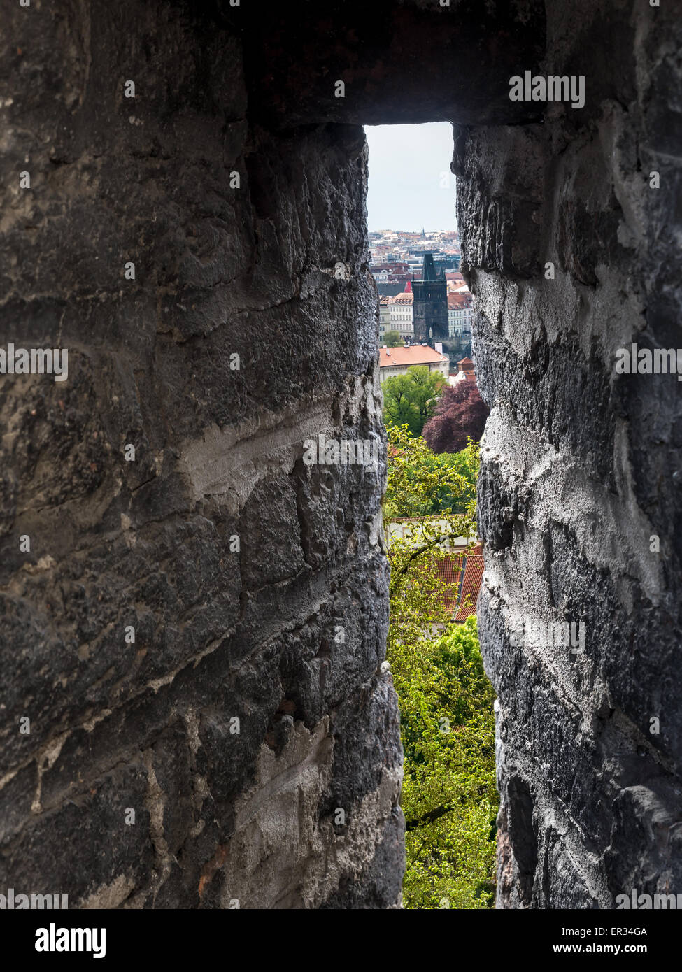 Pont Charles vu à travers mur fortifié meurtrière, Prague, République Tchèque Banque D'Images