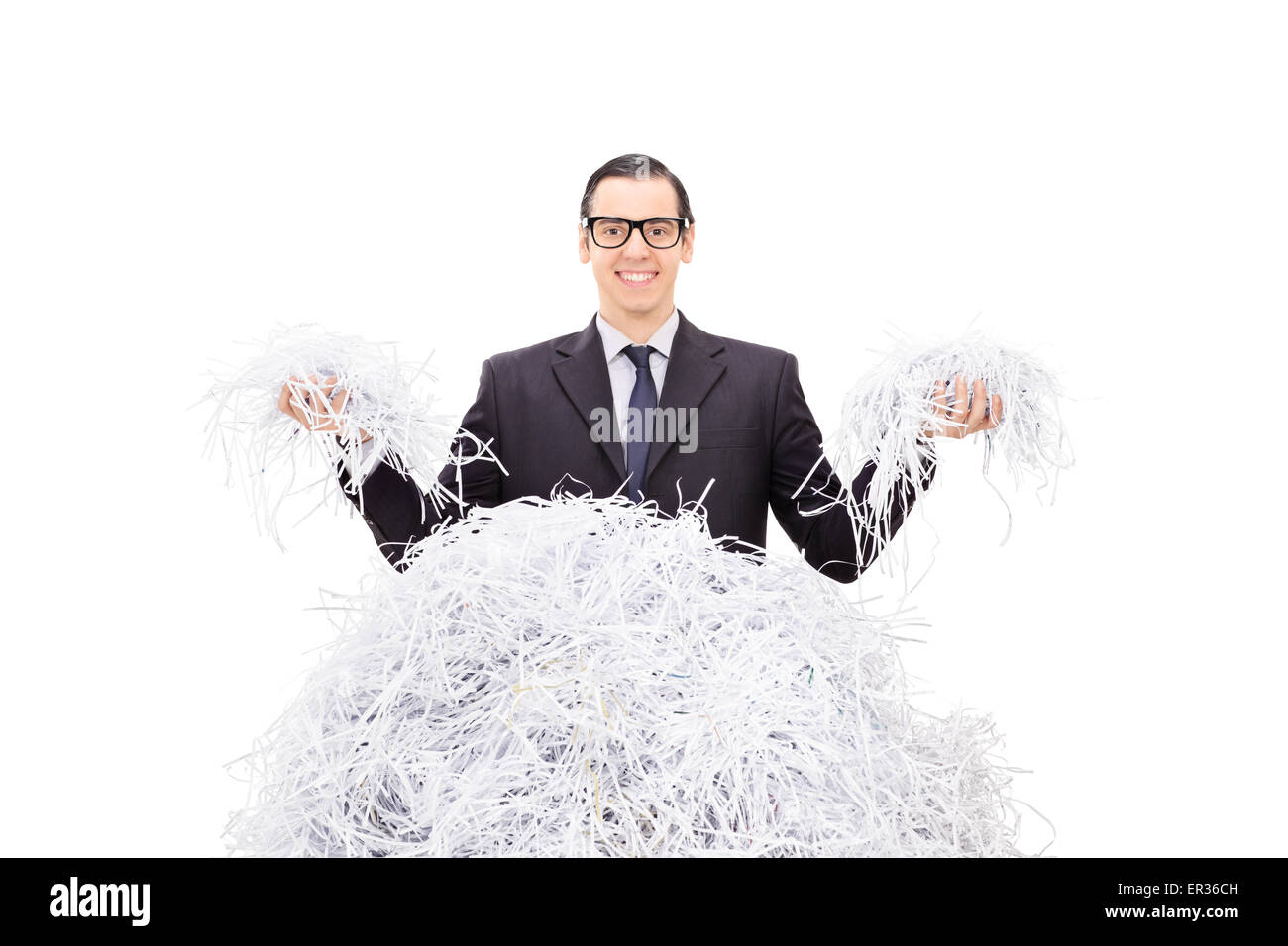 Cheerful businessman holding papier déchiqueté dans les deux mains et souriant isolé sur fond blanc Banque D'Images