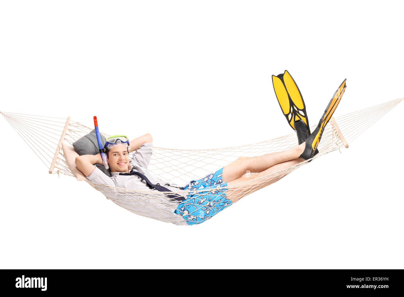 Jeune homme joyeux avec l'équipement de plongée couché dans un hamac et regardant la caméra isolé sur fond blanc Banque D'Images