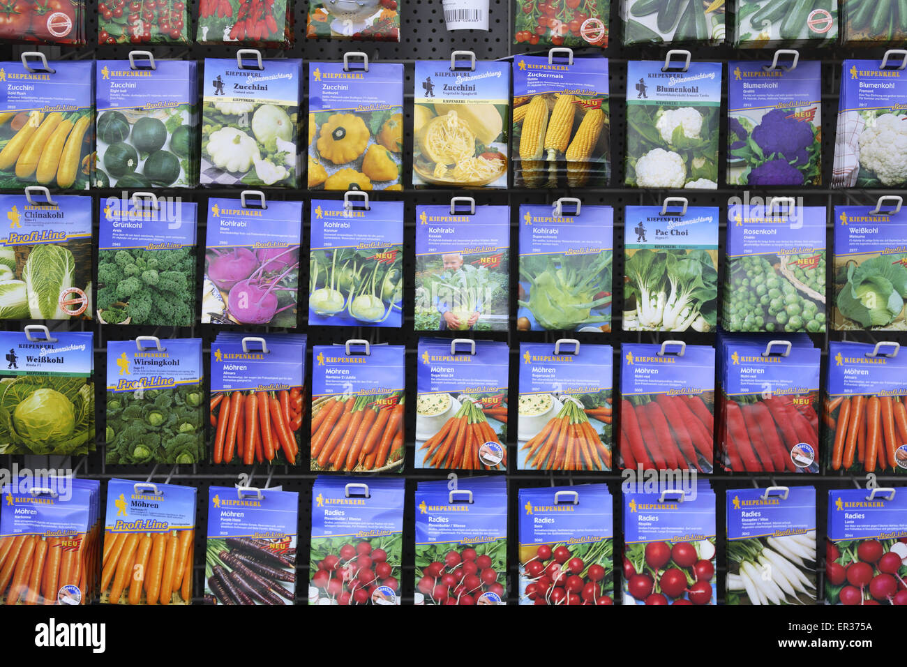 DEU, Allemagne, Hagen, sacs de graines dans un jardin maraîcher. DEU, Deutschland, Hagen, Tueten Samen mit einem Gartencenter. Banque D'Images