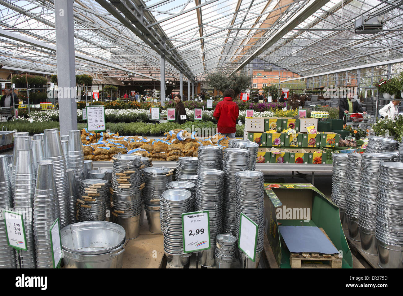 DEU, Allemagne, Hagen, dans un jardin maraîcher, seaux en zinc. DEU, Deutschland, Hagen, einem Gartencenter, Eimer aus Zink. Banque D'Images