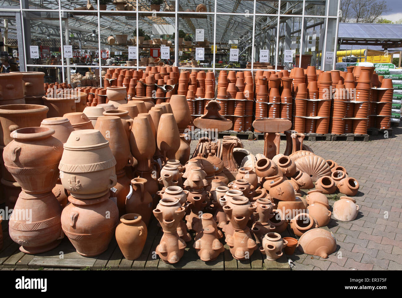 DEU, Allemagne, Hagen, pots à fleurs et plantes dans un jardin maraîcher. DEU, Deutschland, Hagen, Pflanztoepfe Gartencente in Banque D'Images