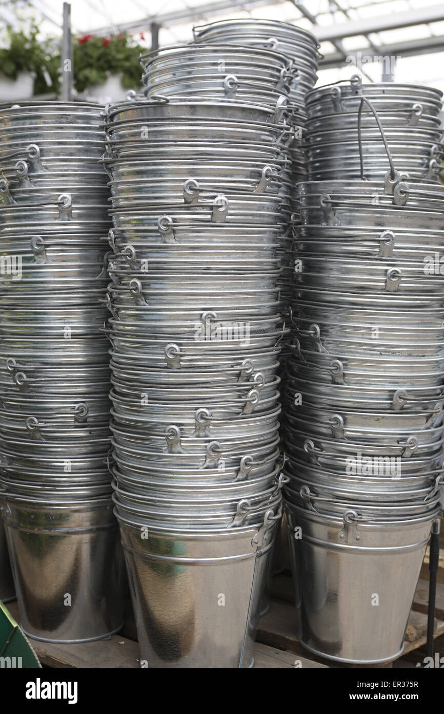 DEU, Allemagne, Hagen, dans un jardin maraîcher, seaux en zinc. DEU, Deutschland, Hagen, einem Gartencenter, Eimer aus Zink. Banque D'Images
