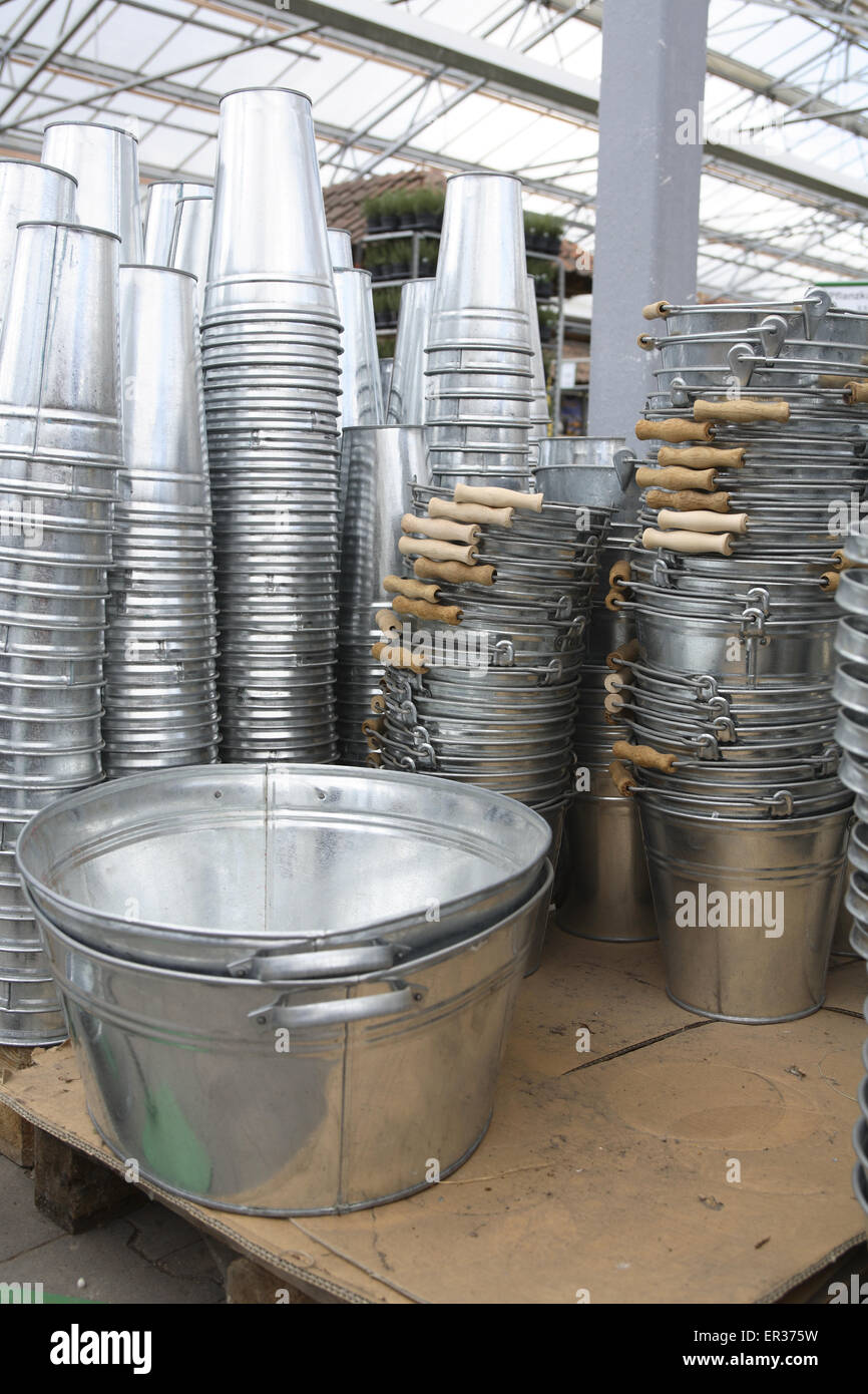 DEU, Allemagne, Hagen, dans un jardin maraîcher, seaux en zinc. DEU, Deutschland, Hagen, einem Gartencenter, Eimer aus Zink. Banque D'Images