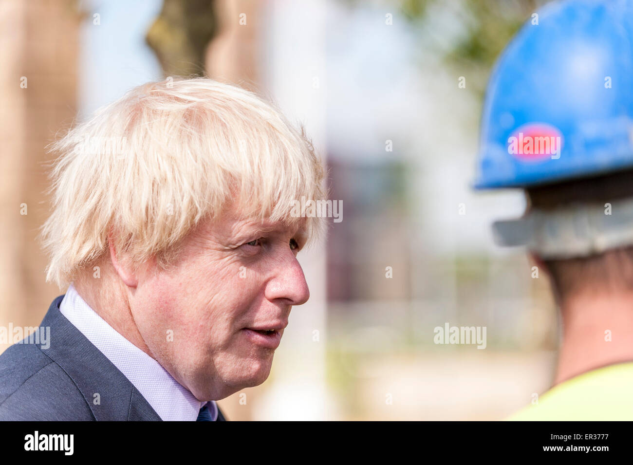 Londres, Royaume-Uni. 26 mai 2015. Pour marquer la Semaine de l'arbre de Londres, Boris Johnson, Maire de Londres, rencontre un ouvrier avant de planter les arbres fruitiers finale dans Mandeville Place, Queen Elizabeth Olympic Park's brand new orchard. Le verger est composé de 55 nouveaux arbres fruitiers, dont un pour chacun des gagnants de la médaille d'or au Jeux Paralympiques de Londres 2012. Crédit : Stephen Chung / Alamy Live News Banque D'Images