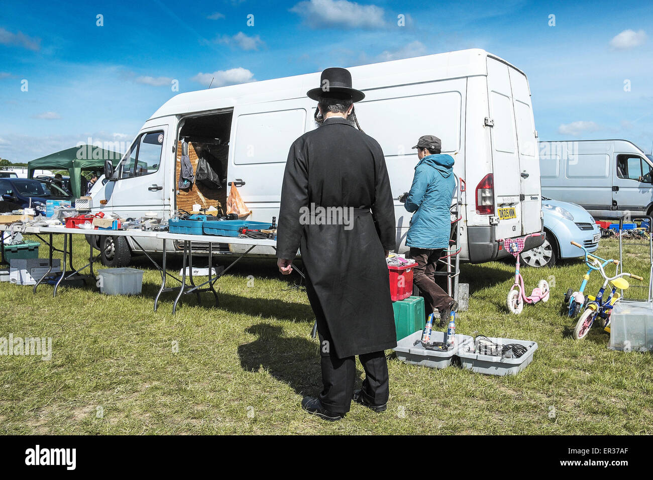 Un Juif orthodoxe à un slae de démarrage dans l'Essex. Banque D'Images