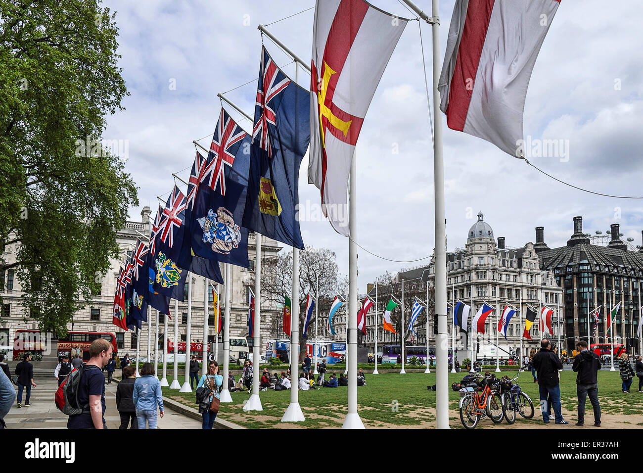 Drapeaux en place du Parlement à Londres. Banque D'Images