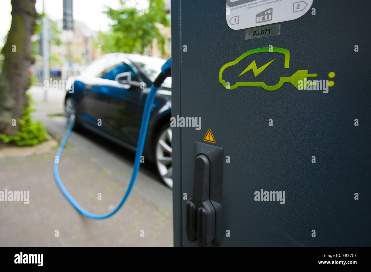 DEN HAAG - Een staat Tesla verbonden aan een oplaadsnoer. De fabrikant van de auto, Tesla Motors heeft een vrijdag à Utrecht pr Banque D'Images