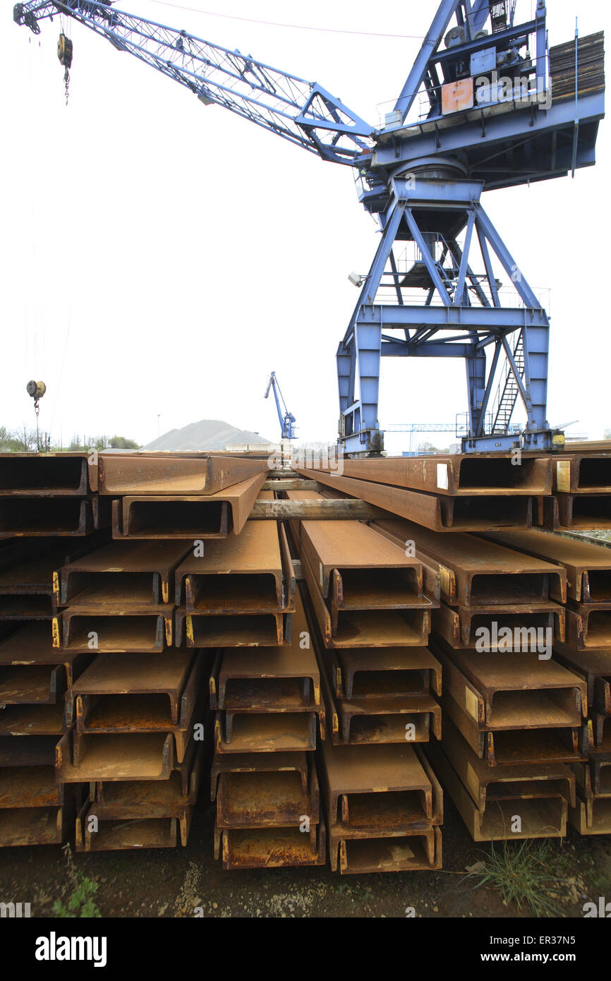 DEU, l'Allemagne, la Ruhr, Dortmund, des grues et des poutres d'acier dans le port de la canal Dortmund-Ems-canal. DEU, Deutschland, Ruhrgebi Banque D'Images