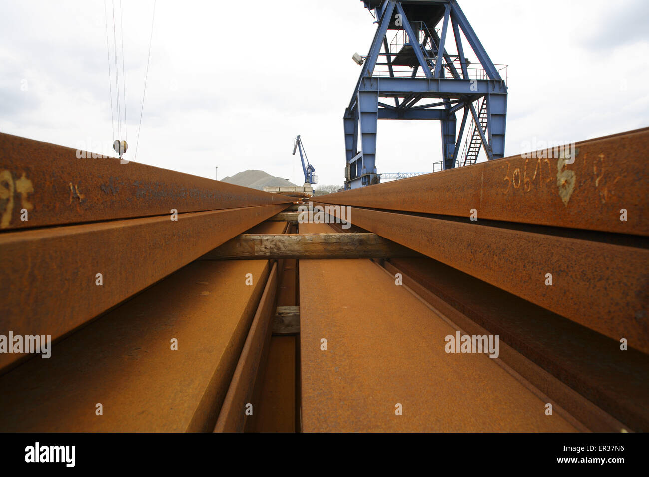 DEU, l'Allemagne, la Ruhr, Dortmund, des grues et des poutres d'acier dans le port de la canal Dortmund-Ems-canal. DEU, Deutschland, Ruhrgebi Banque D'Images