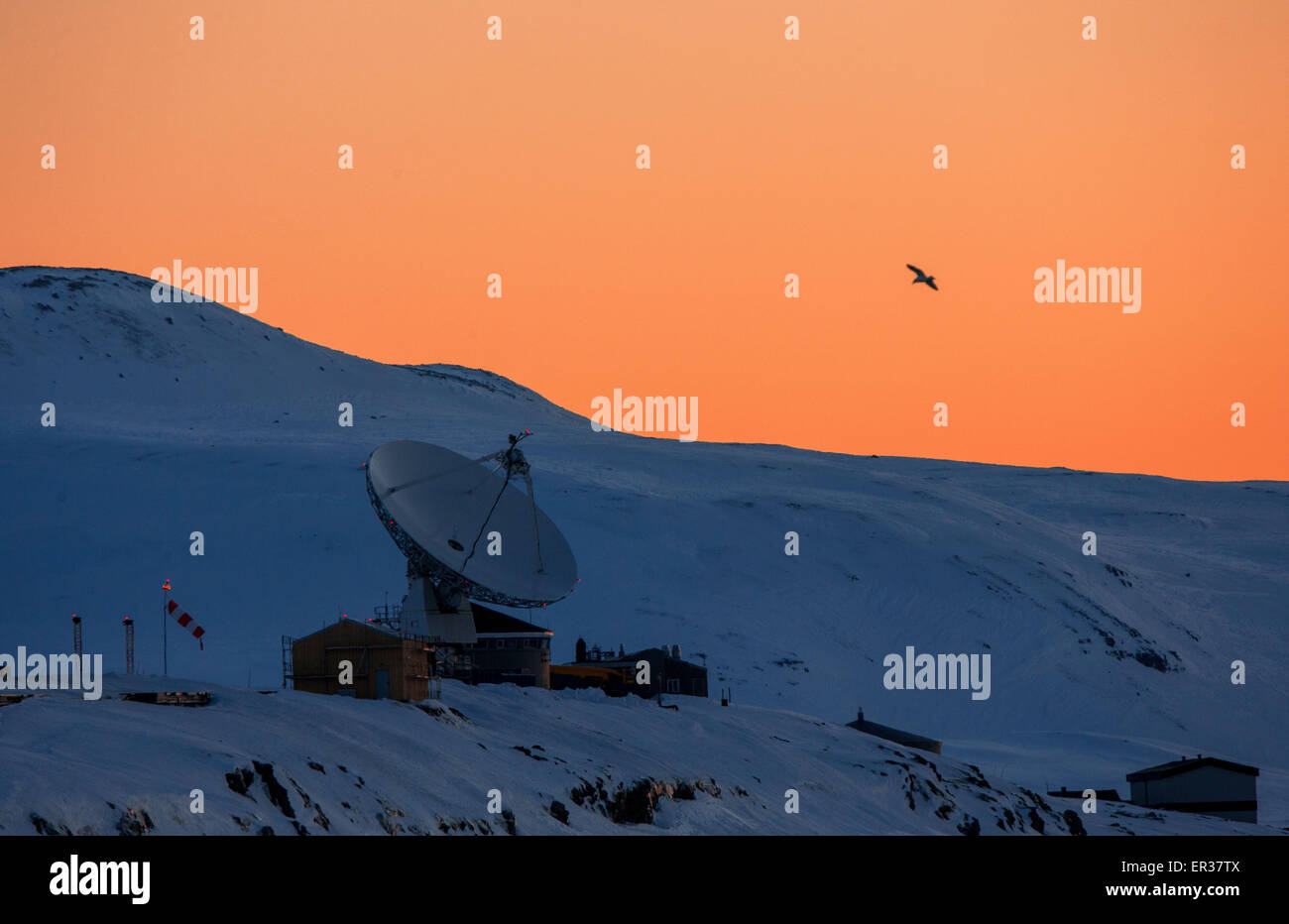 Un géant de l'antenne VLBI Nma (NMA) tourne sur le Spitzberg dans Ny-Aelesund, Norvège, 09 avril 2015. L'installation travaille depuis 1992 dans le cadre d'un réseau mondial d'antennes VLBI, et mesure la vitesse de rotation de la terre, suit le mouvement continental, et aide à la prévision des séismes et tsunamis. Depuis 2003, des scientifiques allemands et français ont travaillé à la base de recherche arctique AWIPEV dans l'ancien règlement des mineurs dans l'archipel du Svalbard. Les travaux scientifiques menés à l'Koldewey centrale comprend la surveillance de la stratosp polaire du nord Banque D'Images