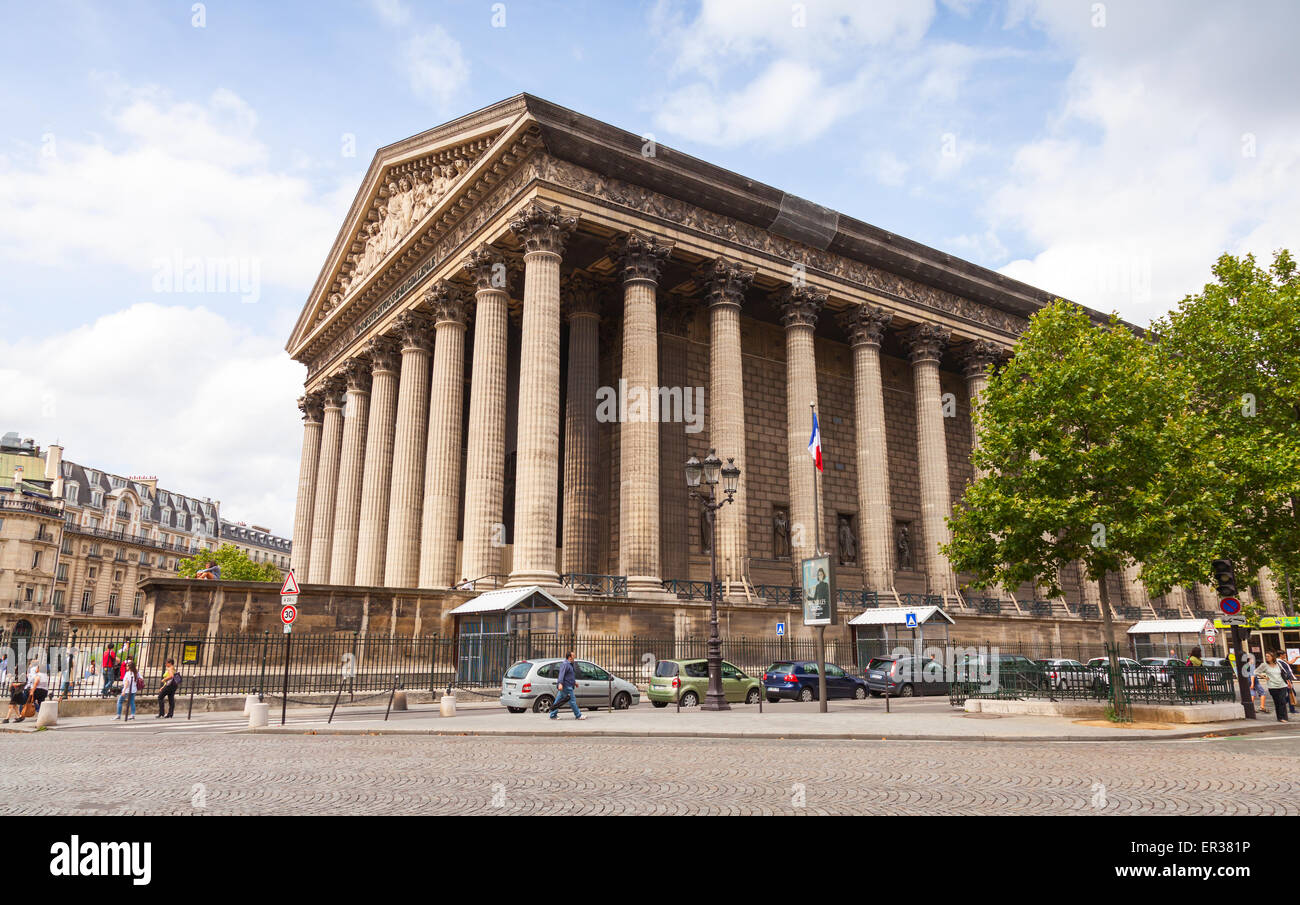 Paris, France - 09 août 2014 : Eglise de La Madeleine extérieur avec quelques touristes dans la rue Banque D'Images